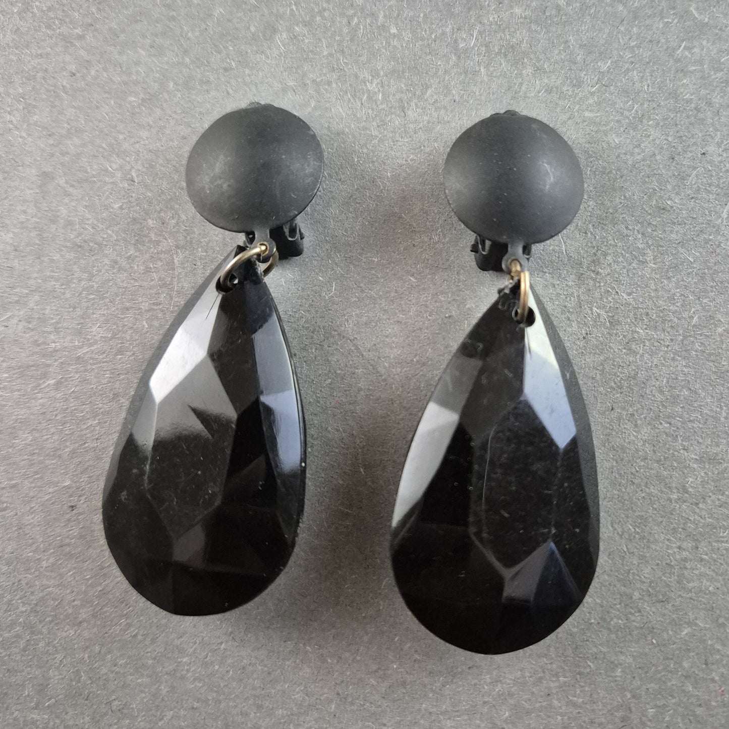 Vintage Ohrclips mit facettierten Tropfen – Schwarzer Retro-Stil