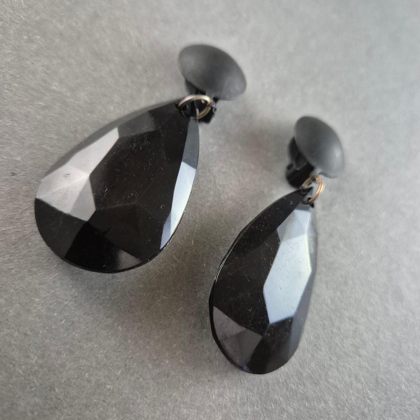 Vintage Ohrclips mit facettierten Tropfen – Schwarzer Retro-Stil