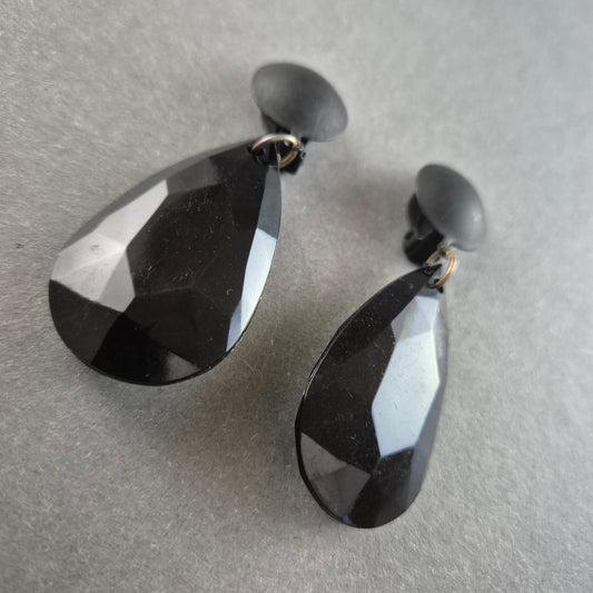 Vintage Ohrclips mit facettierten Tropfen – Schwarzer Retro-Stil