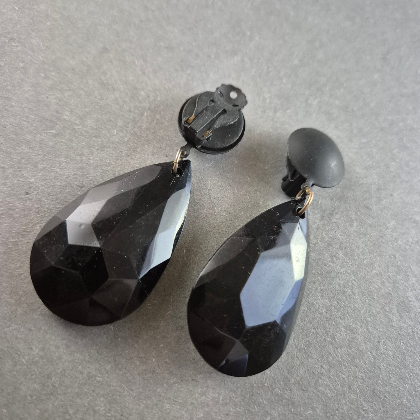 Vintage Ohrclips mit facettierten Tropfen – Schwarzer Retro-Stil