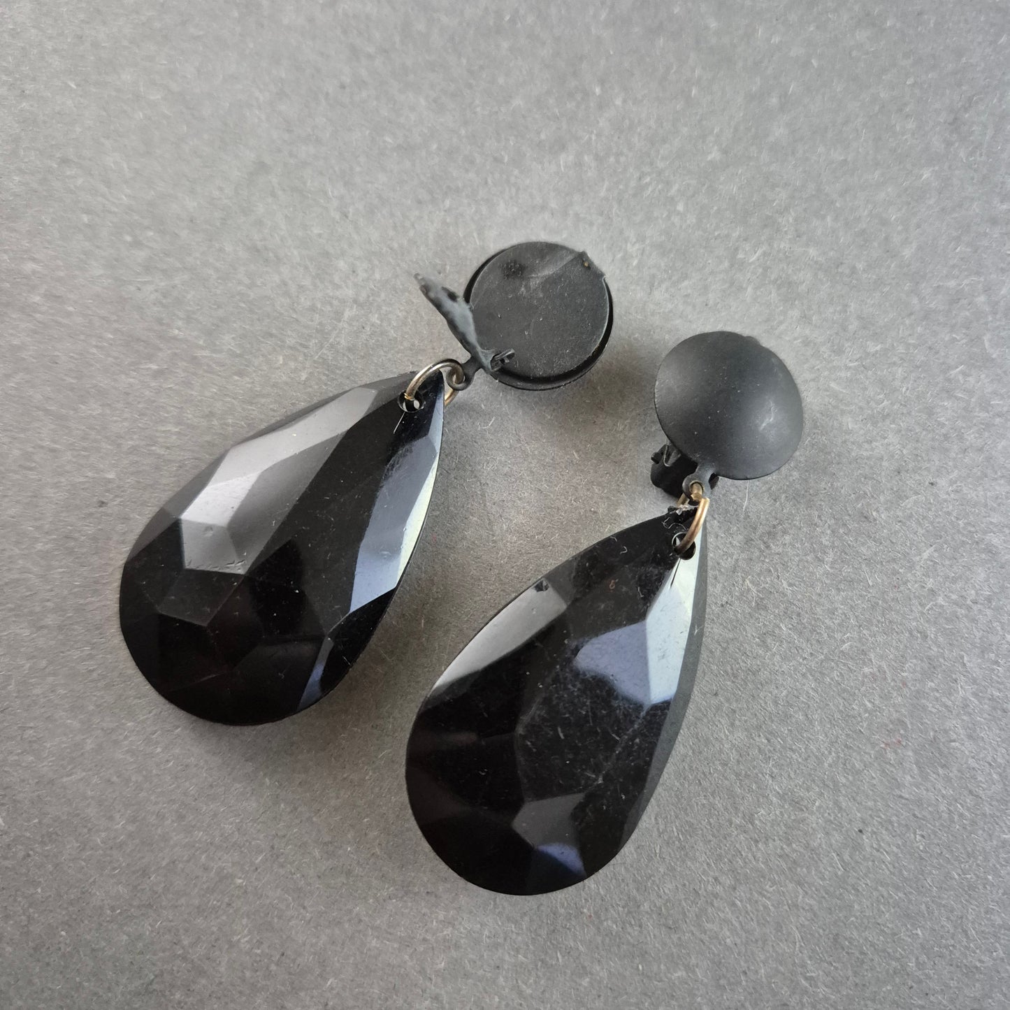 Vintage Ohrclips mit facettierten Tropfen – Schwarzer Retro-Stil