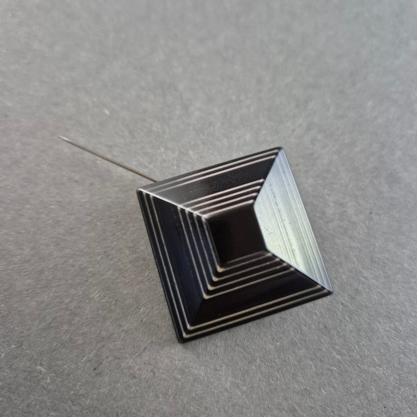 Vintage Art Deco Brosche – Elegantes geometrisches Design