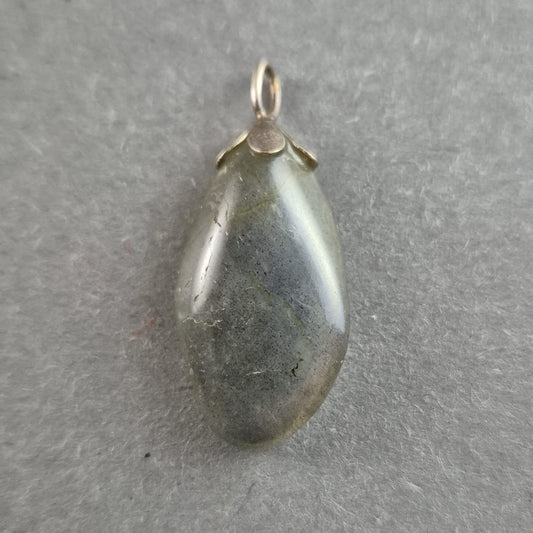 Vintage Labradorit-Anhänger – Mystische Eleganz mit Silberfassung