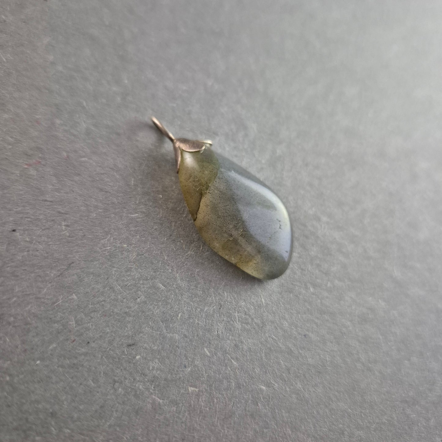 Vintage Labradorit-Anhänger – Mystische Eleganz mit Silberfassung