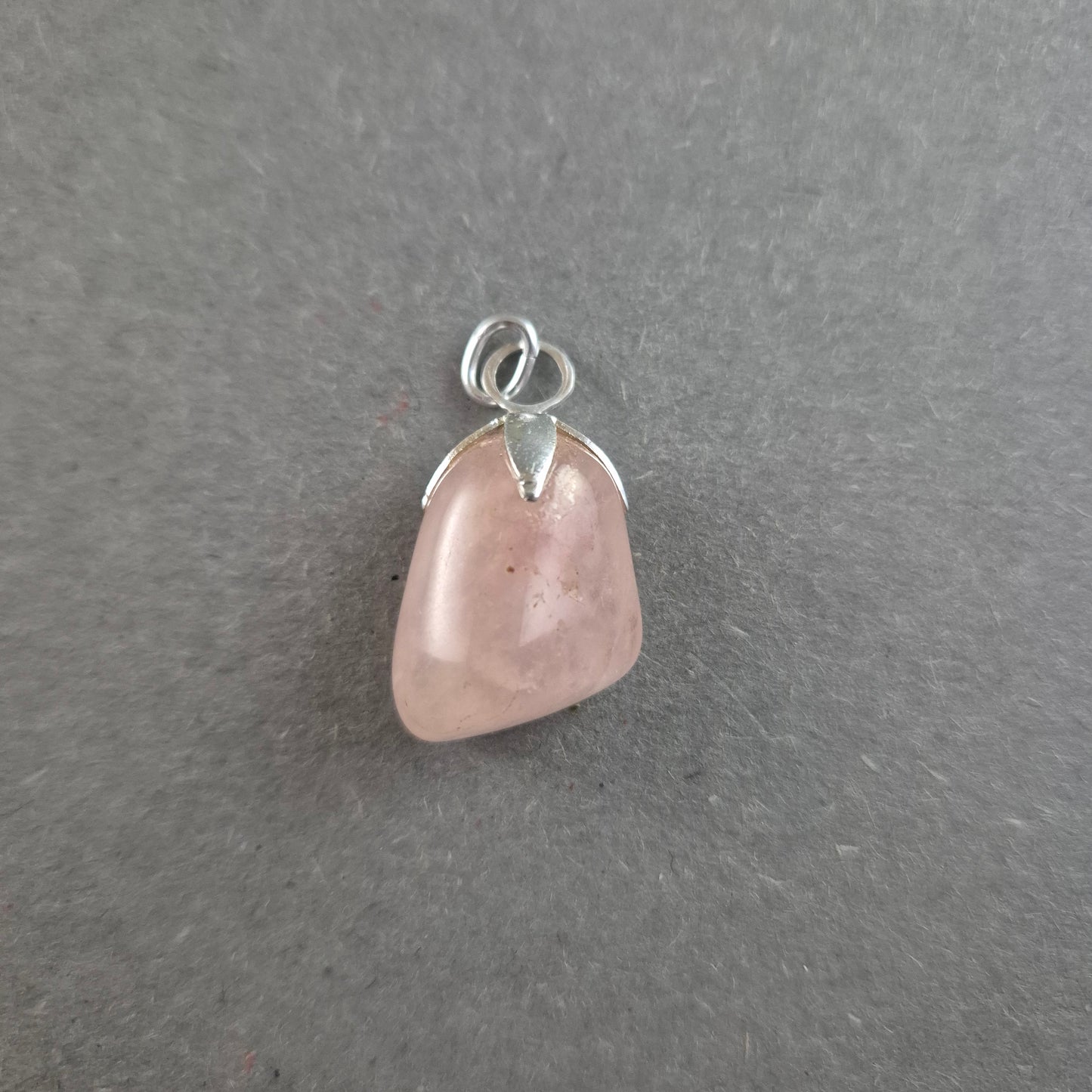 Vintage Rosenquarz-Anhänger – Sanfte Eleganz mit Silberfassung