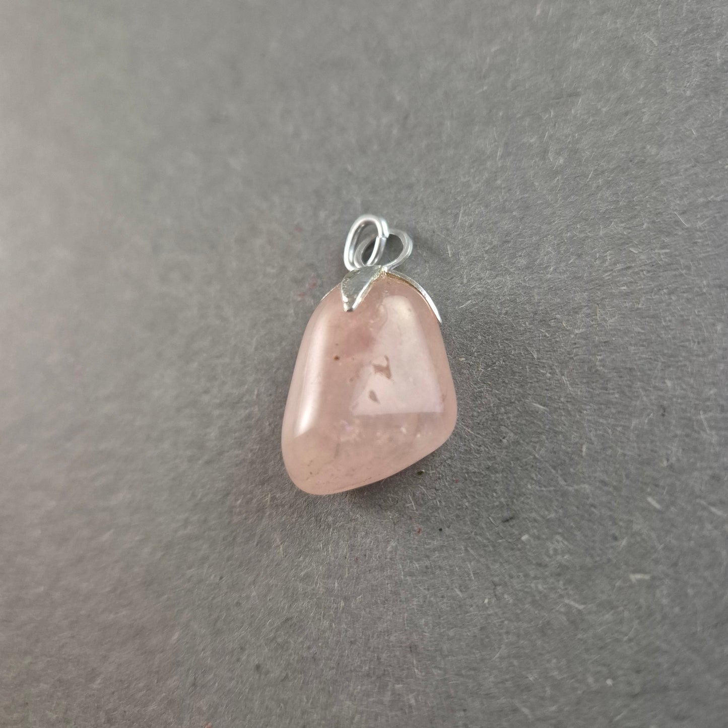 Vintage Rosenquarz-Anhänger – Sanfte Eleganz mit Silberfassung