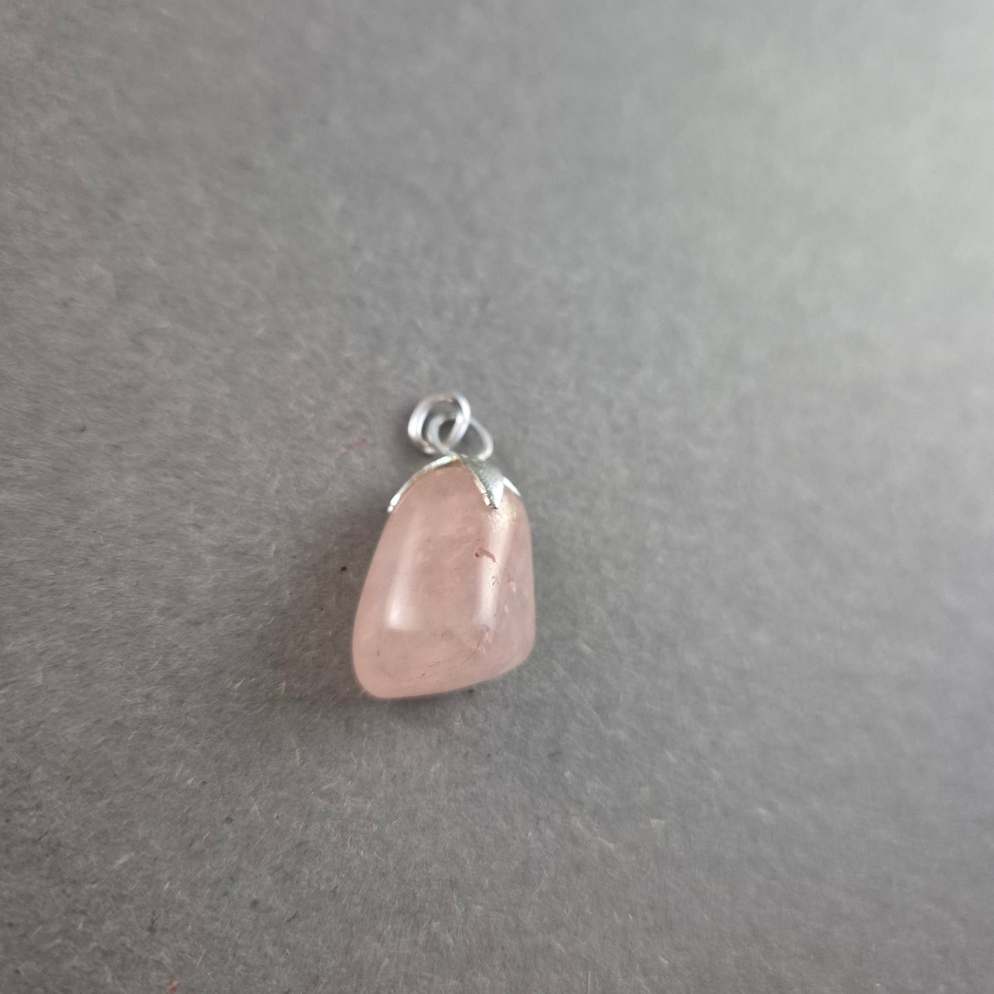 Vintage Rosenquarz-Anhänger – Sanfte Eleganz mit Silberfassung
