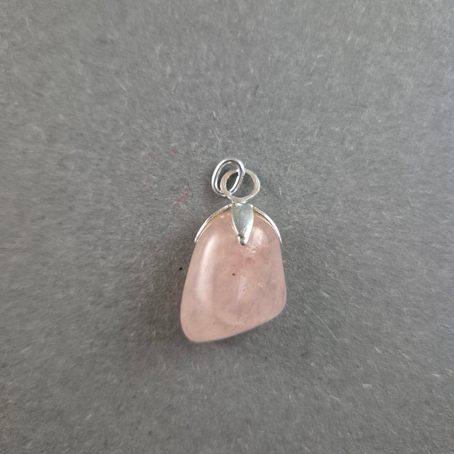 Vintage Rosenquarz-Anhänger – Sanfte Eleganz mit Silberfassung