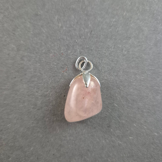 Vintage Rosenquarz-Anhänger – Sanfte Eleganz mit Silberfassung