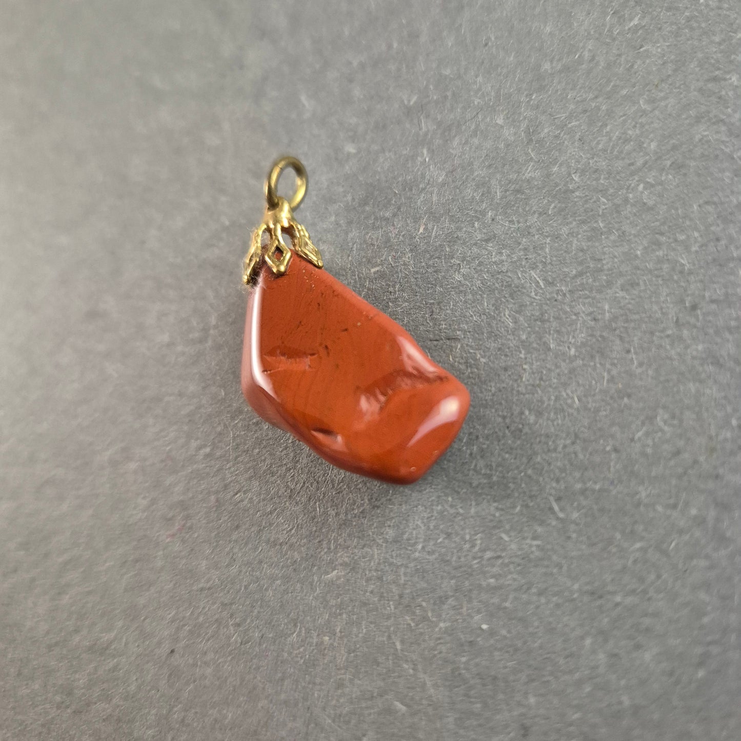 Vintage Jaspis-Anhänger – Natürliche Kraft mit Goldfassung