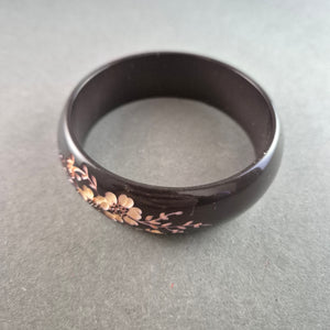 Vintage Bakelit-Armreif mit Blumenmotiv – Zeitlose Eleganz