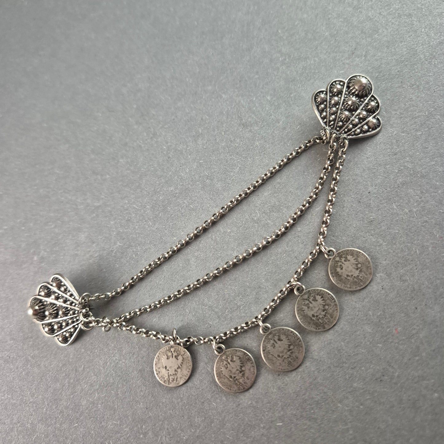 Antike Trachtenbrosche mit Münzanhängern – Silberne Handwerkskunst