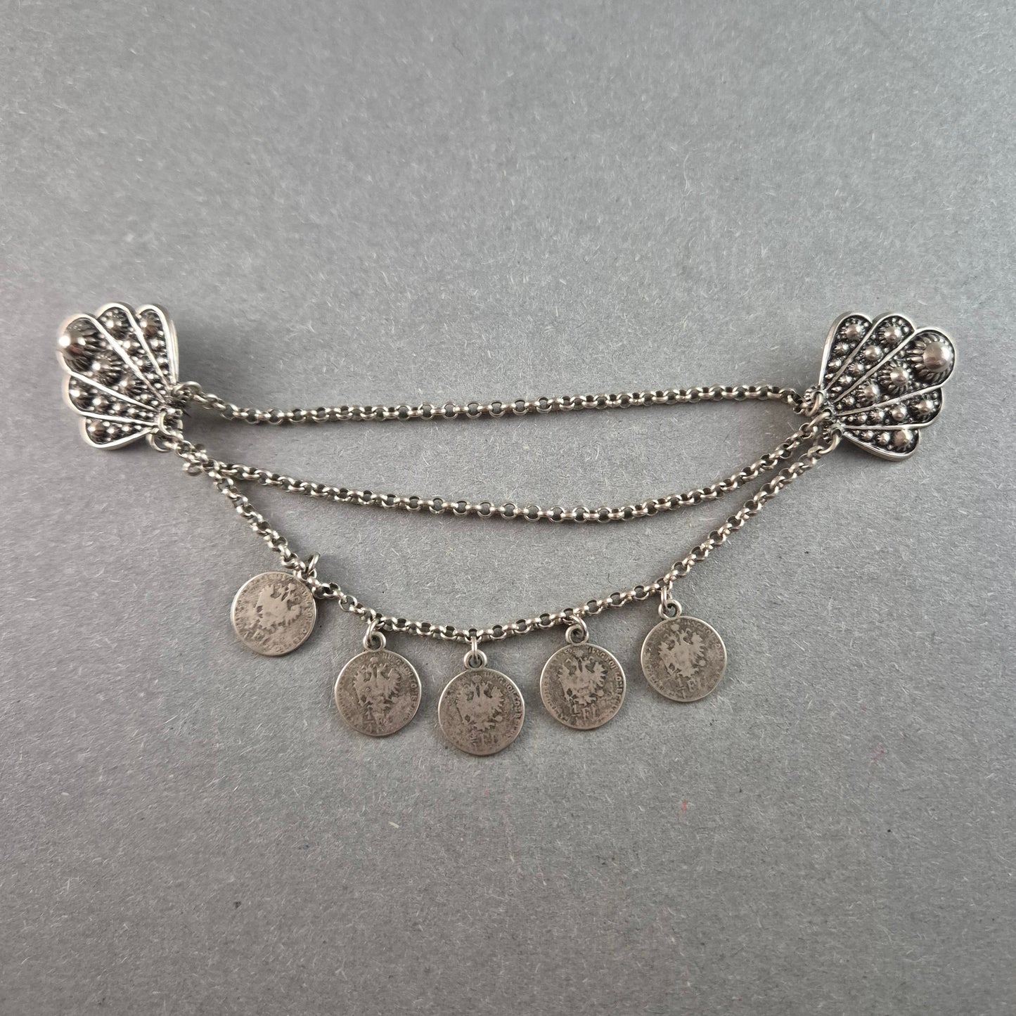 Antike Trachtenbrosche mit Münzanhängern – Silberne Handwerkskunst