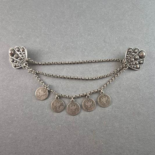 Antike Trachtenbrosche mit Münzanhängern – Silberne Handwerkskunst