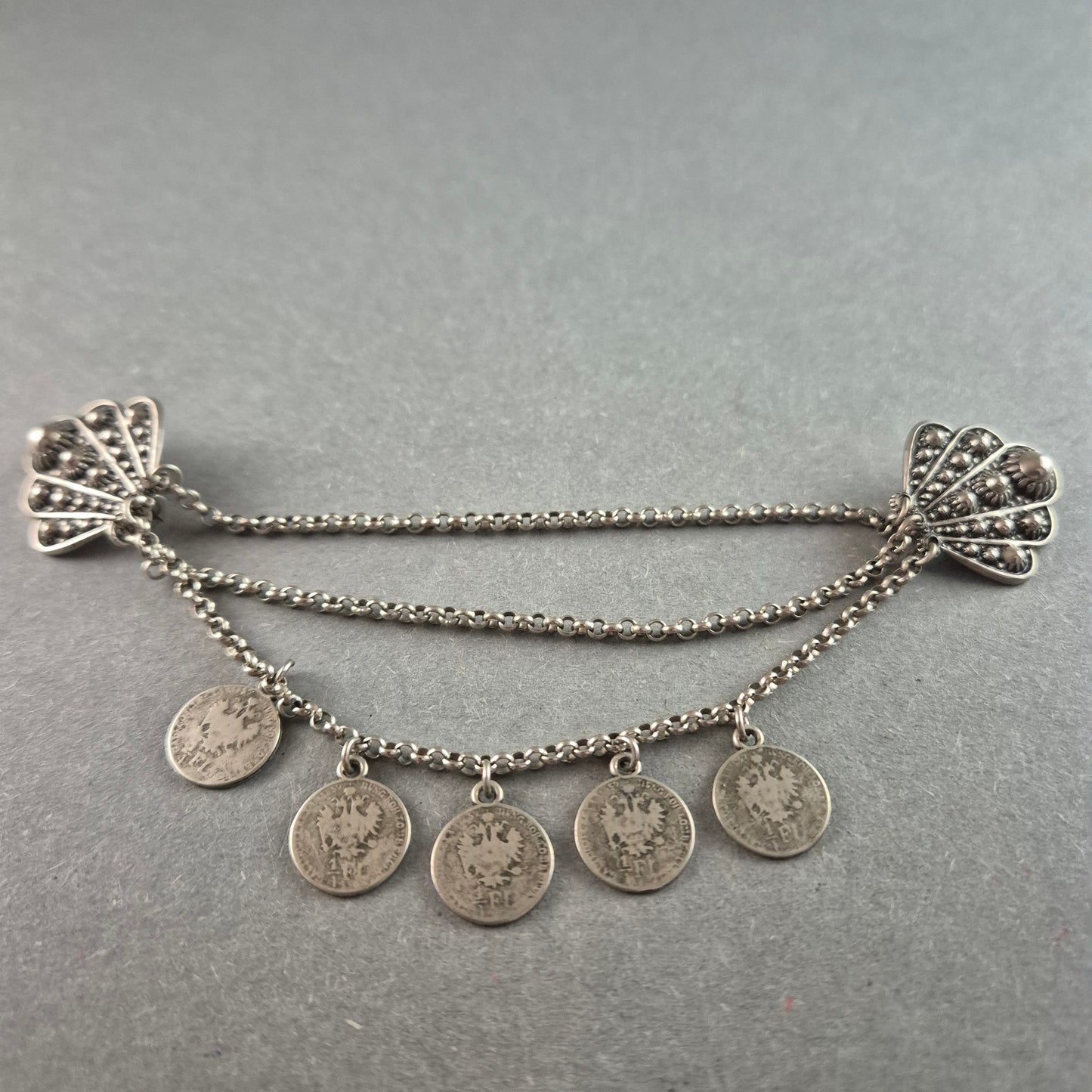 Antike Trachtenbrosche mit Münzanhängern – Silberne Handwerkskunst