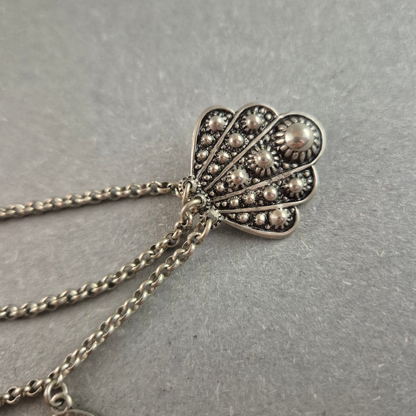 Antike Trachtenbrosche mit Münzanhängern – Silberne Handwerkskunst