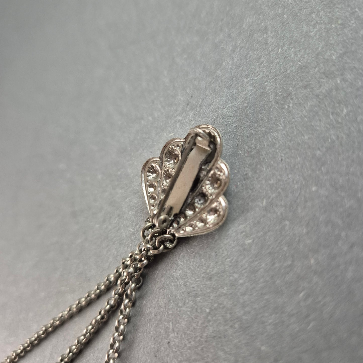 Antike Trachtenbrosche mit Münzanhängern – Silberne Handwerkskunst