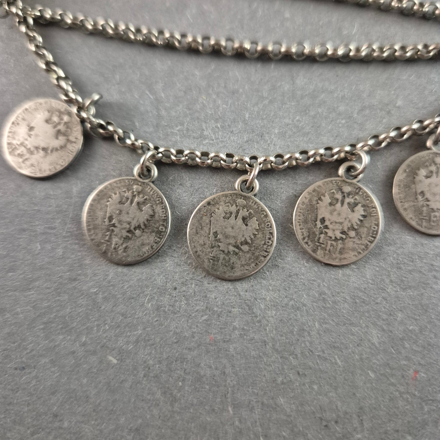 Antike Trachtenbrosche mit Münzanhängern – Silberne Handwerkskunst