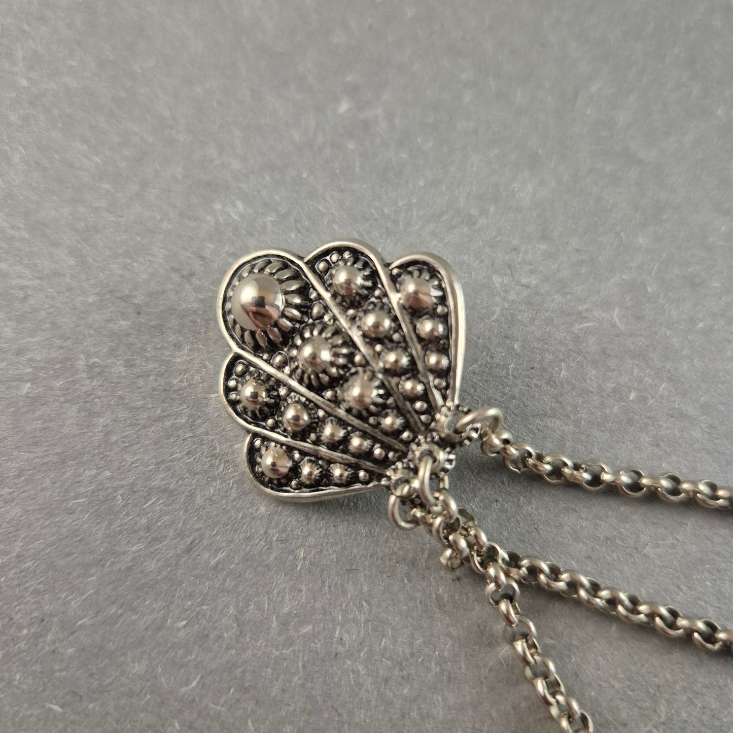 Antike Trachtenbrosche mit Münzanhängern – Silberne Handwerkskunst