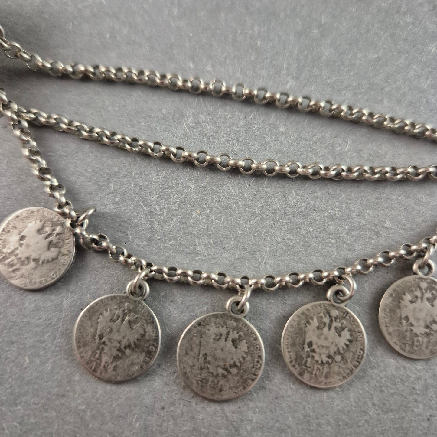 Antike Trachtenbrosche mit Münzanhängern – Silberne Handwerkskunst