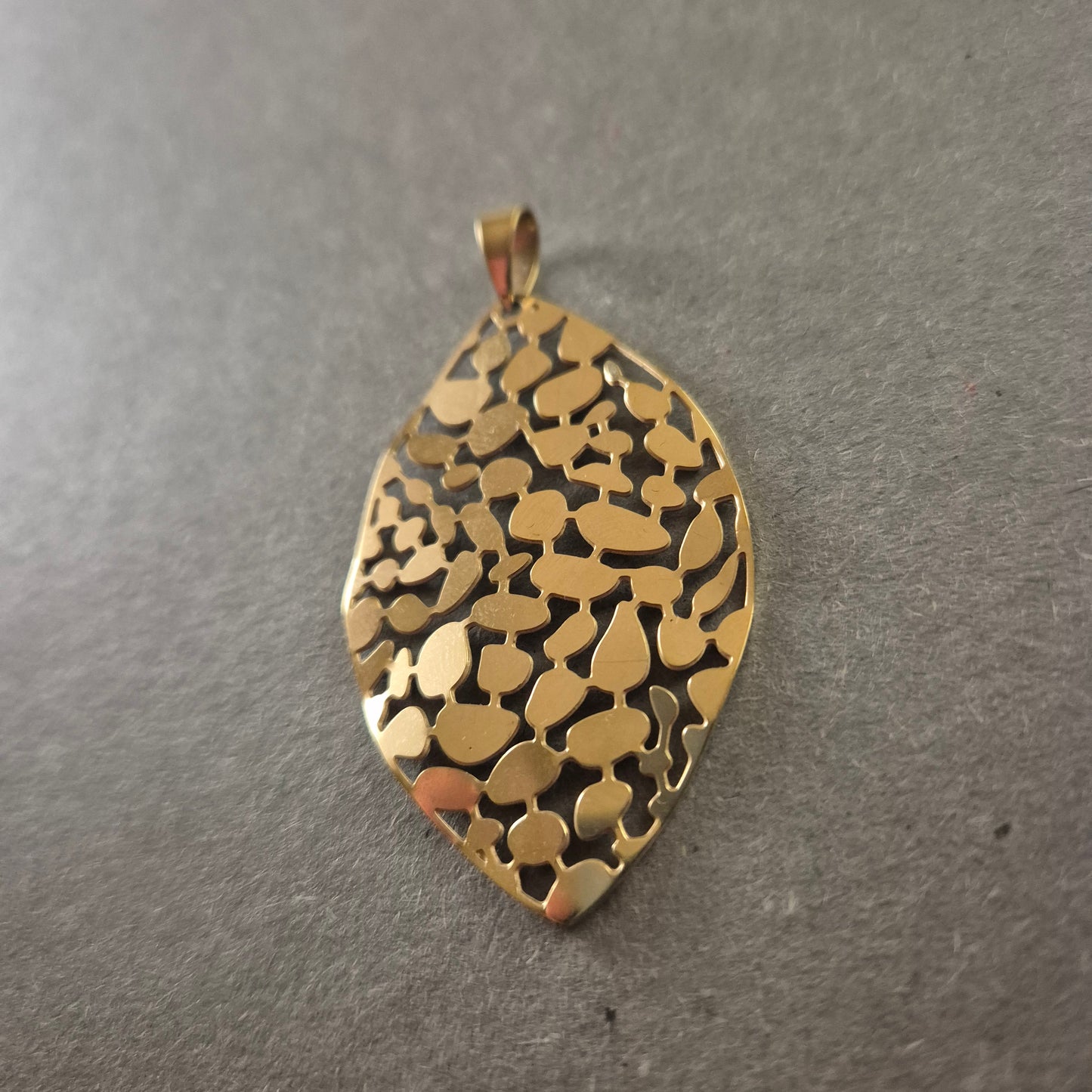 Vergoldeter Anhänger mit filigranem Muster – Elegantes Schmuckstück
