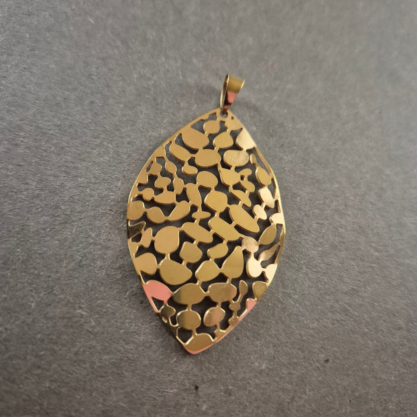 Vergoldeter Anhänger mit filigranem Muster – Elegantes Schmuckstück