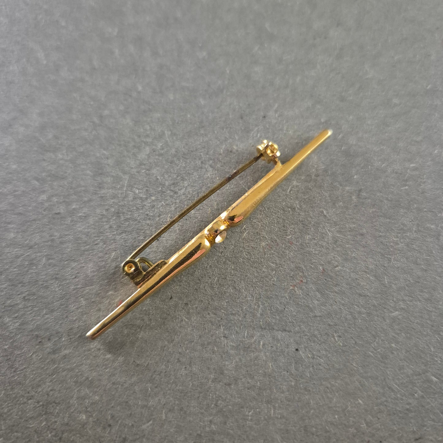 Elegante vergoldete Brosche – Klassisches Design für stilvolle Akzente