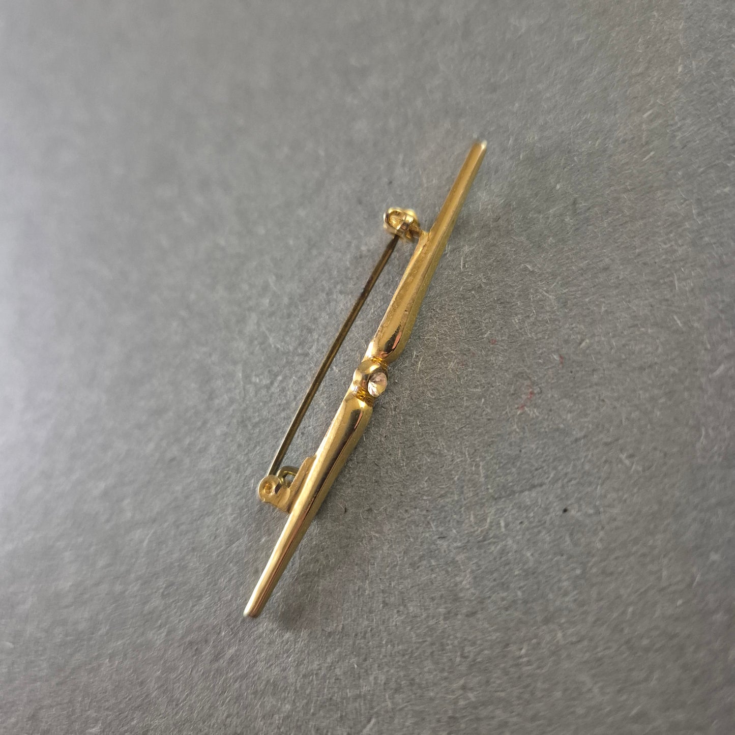 Elegante vergoldete Brosche – Klassisches Design für stilvolle Akzente