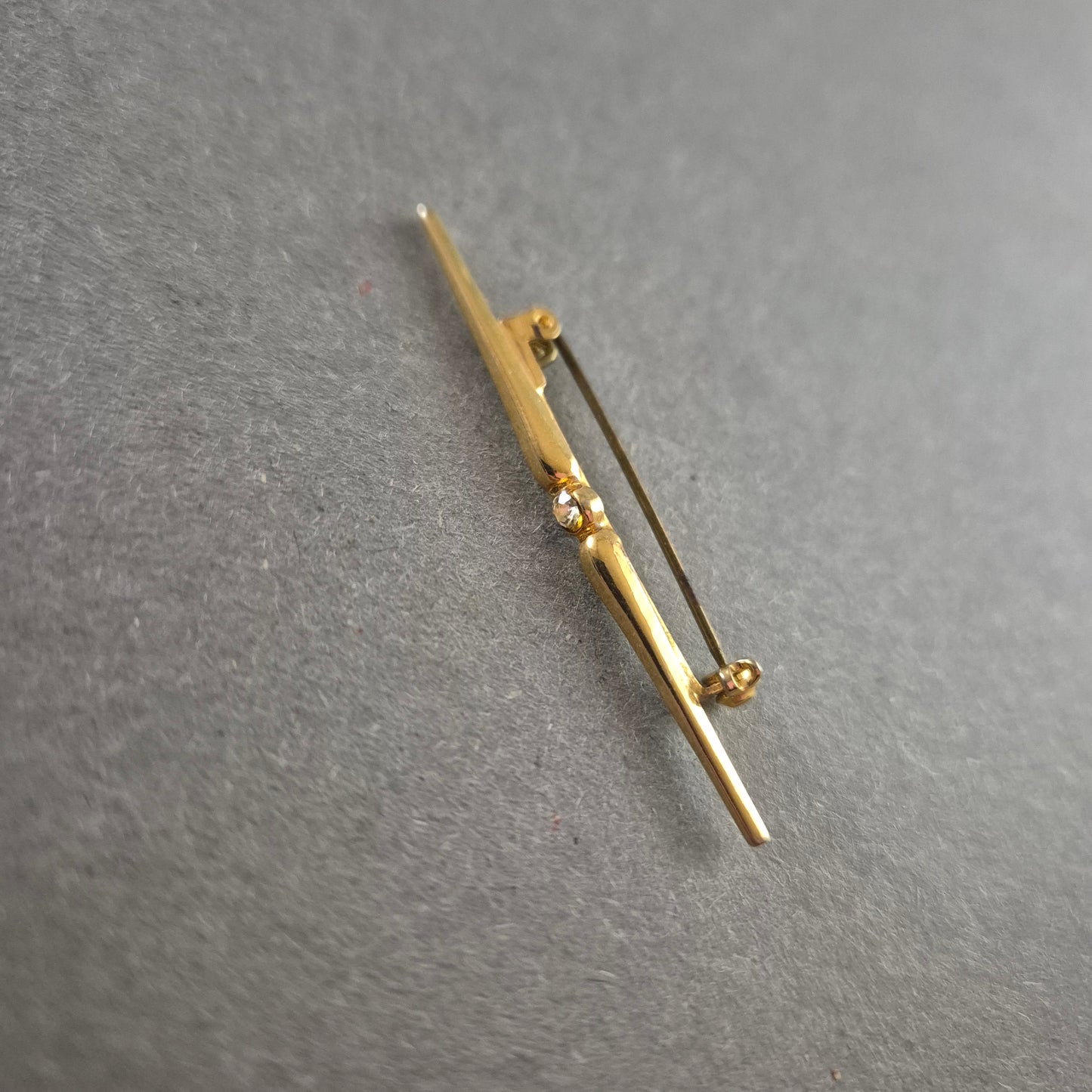 Elegante vergoldete Brosche – Klassisches Design für stilvolle Akzente