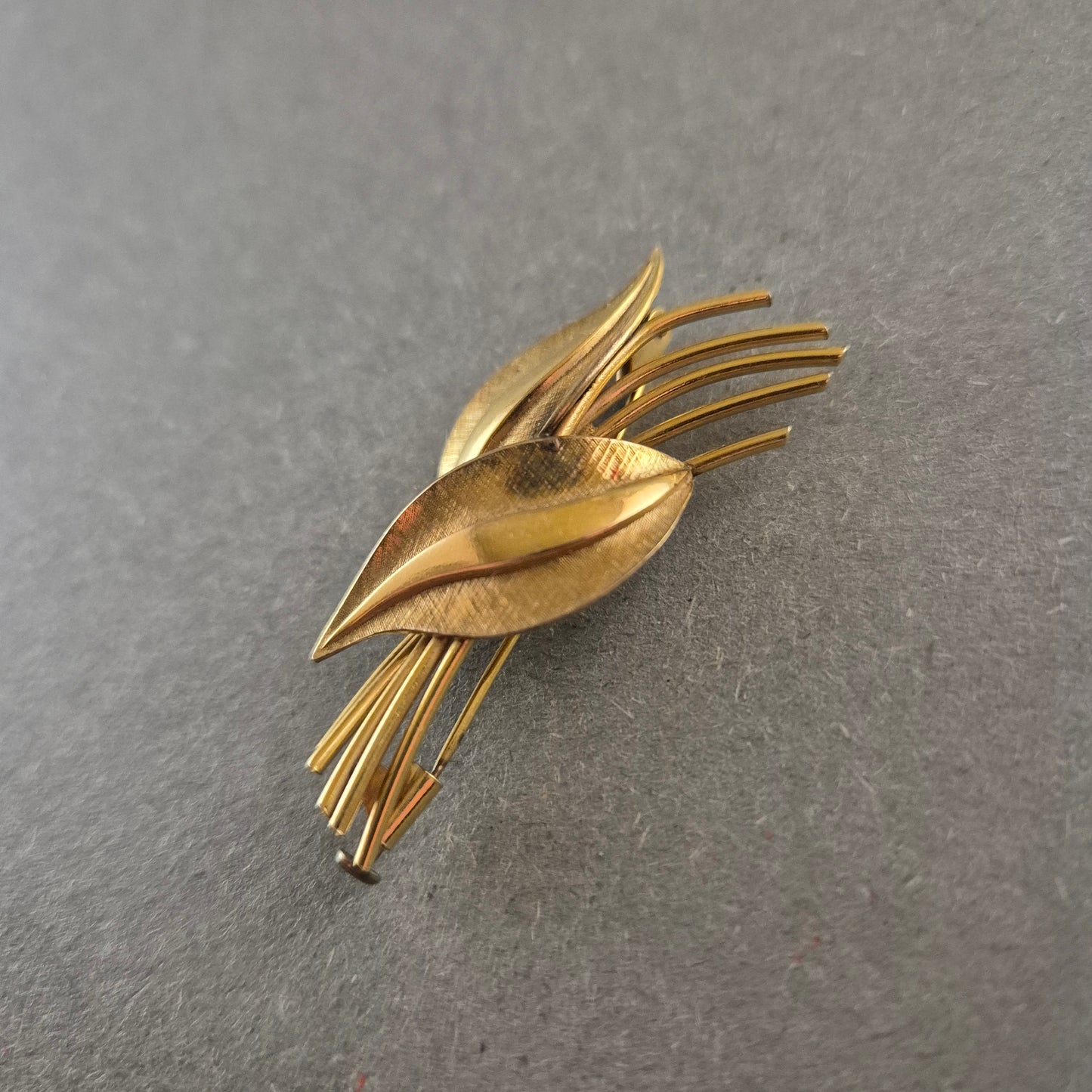 Vergoldete Brosche mit floralem Design – Eleganter Vintage-Schmuck