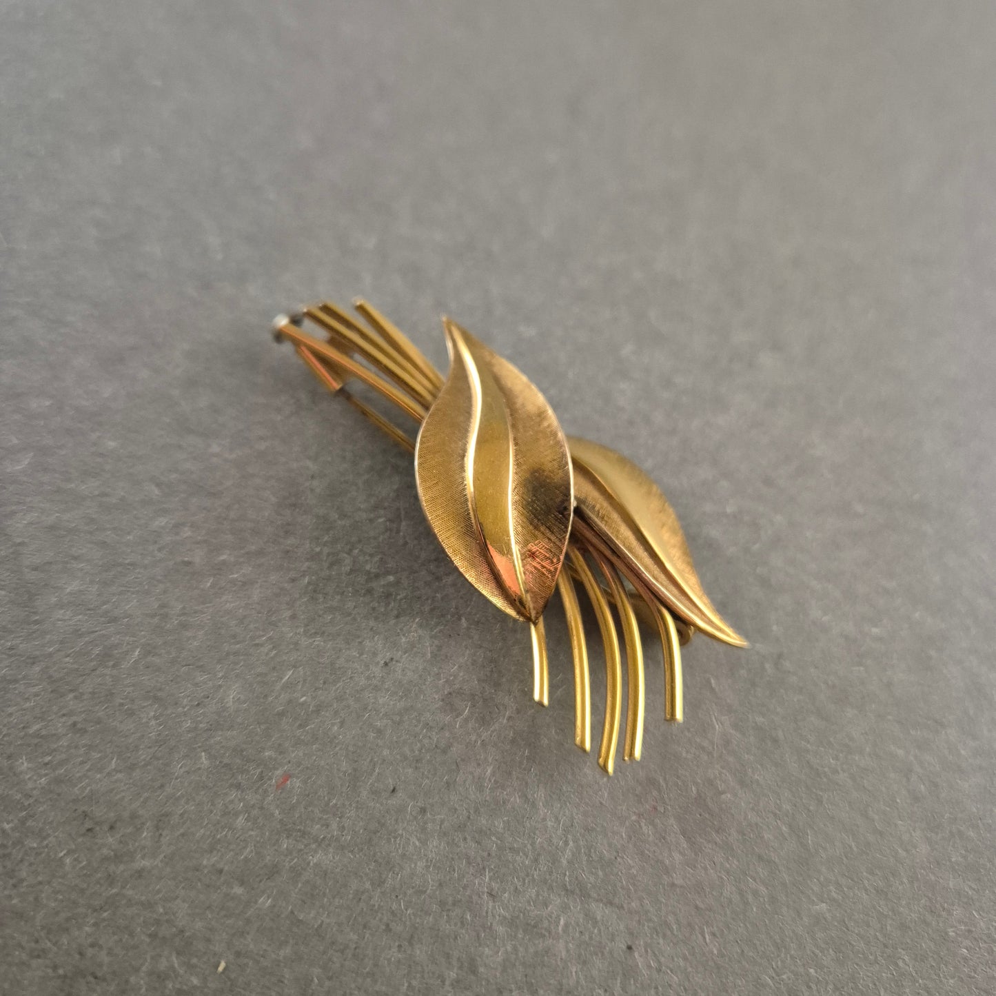 Vergoldete Brosche mit floralem Design – Eleganter Vintage-Schmuck