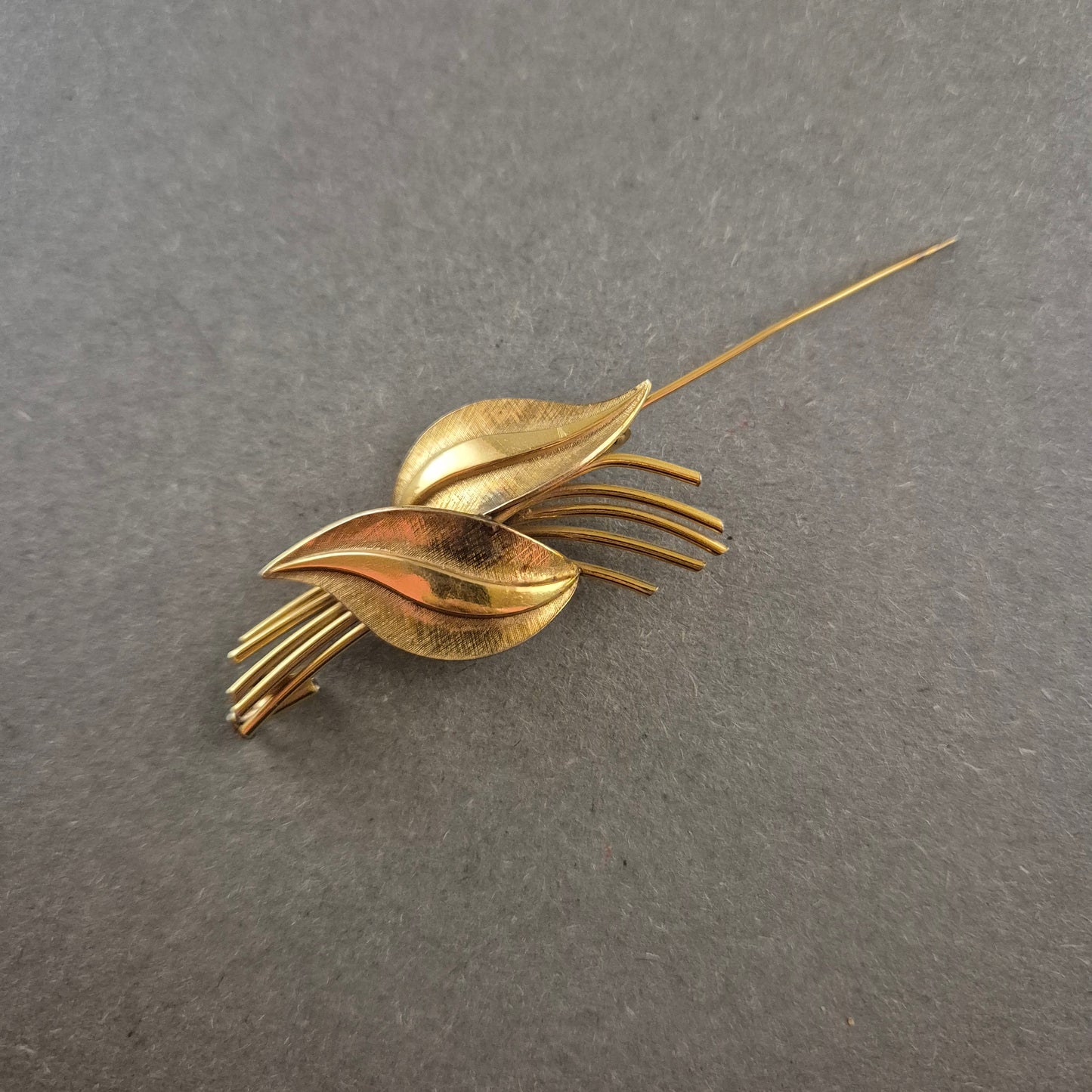 Vergoldete Brosche mit floralem Design – Eleganter Vintage-Schmuck