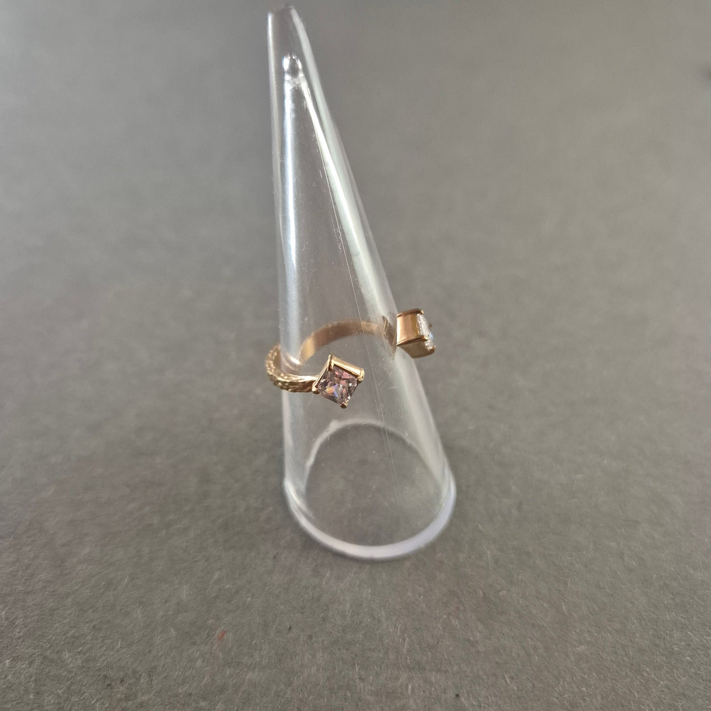 Offener vergoldeter Ring mit Zirkonia – Elegantes, modernes Design