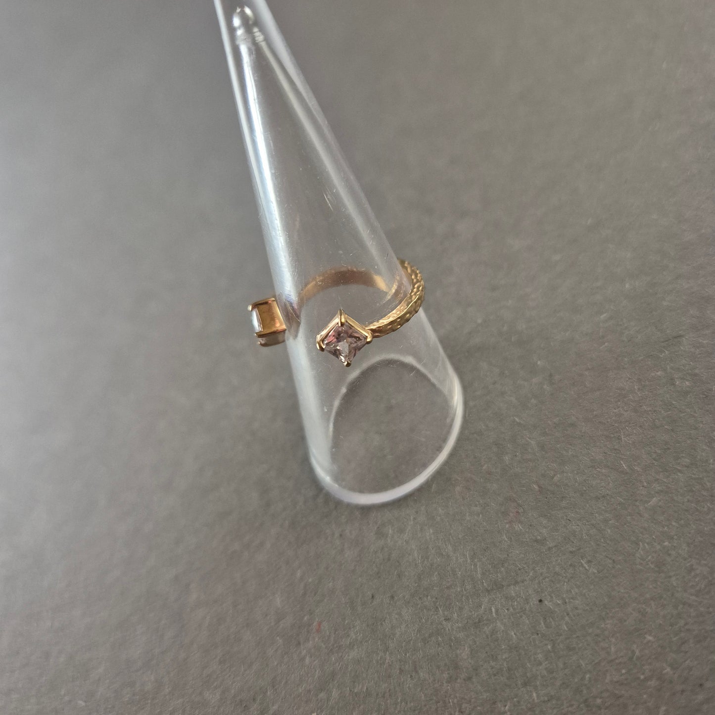 Offener vergoldeter Ring mit Zirkonia – Elegantes, modernes Design