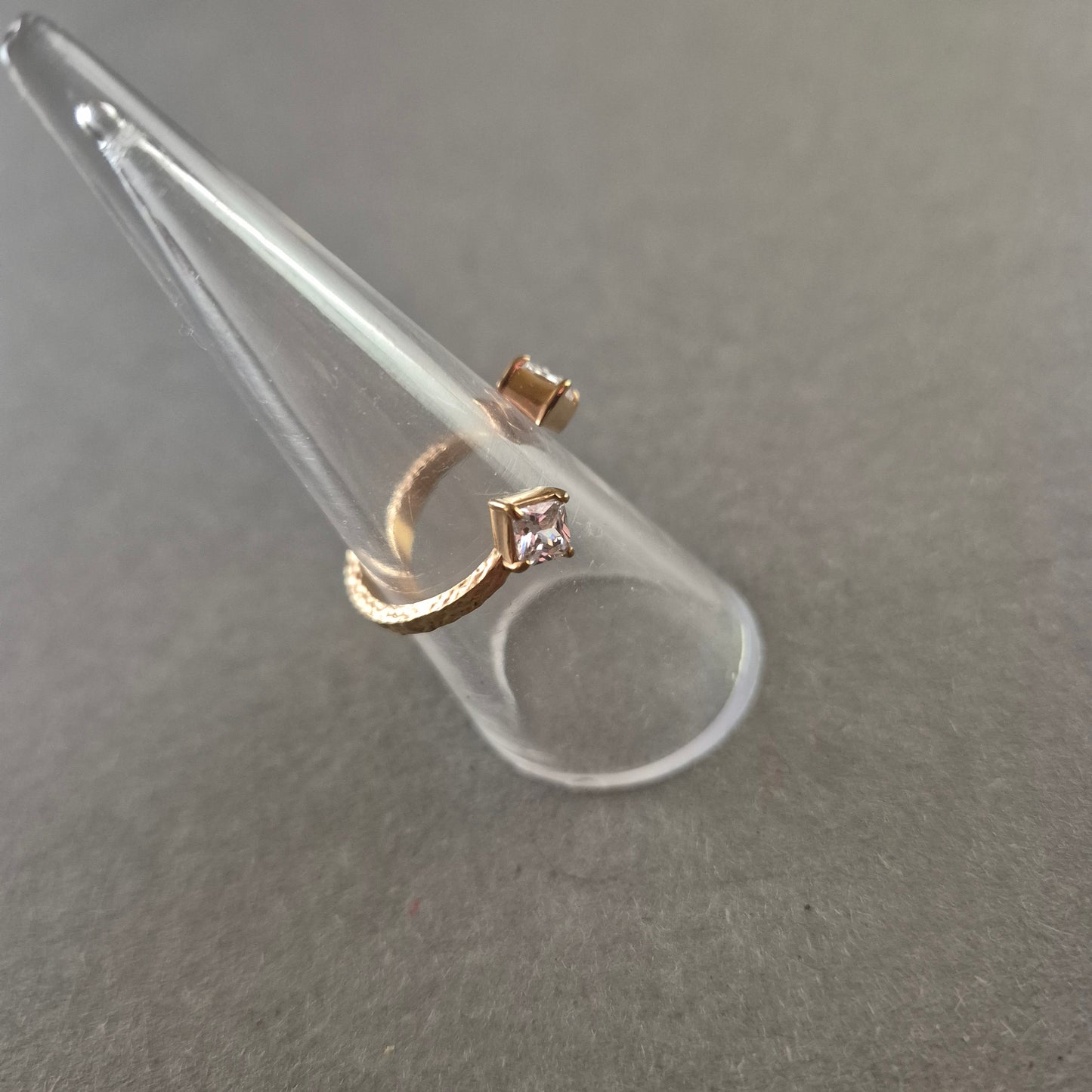 Offener vergoldeter Ring mit Zirkonia – Elegantes, modernes Design