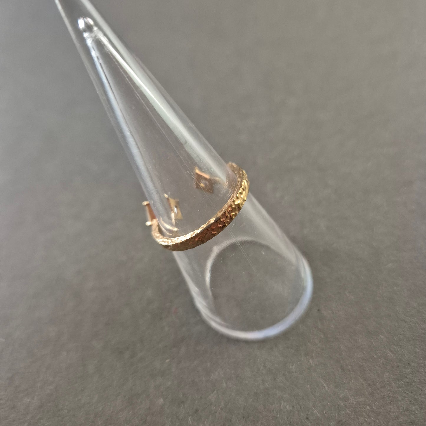 Offener vergoldeter Ring mit Zirkonia – Elegantes, modernes Design