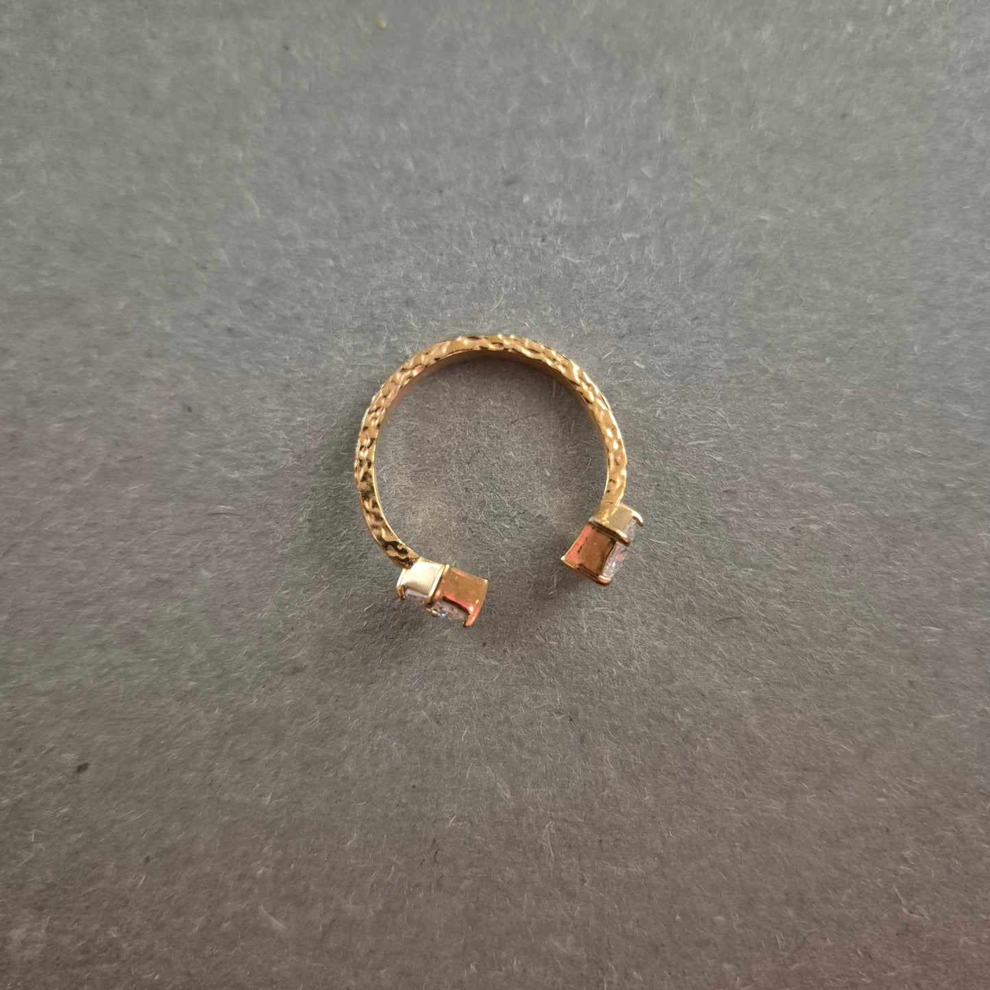 Offener vergoldeter Ring mit Zirkonia – Elegantes, modernes Design