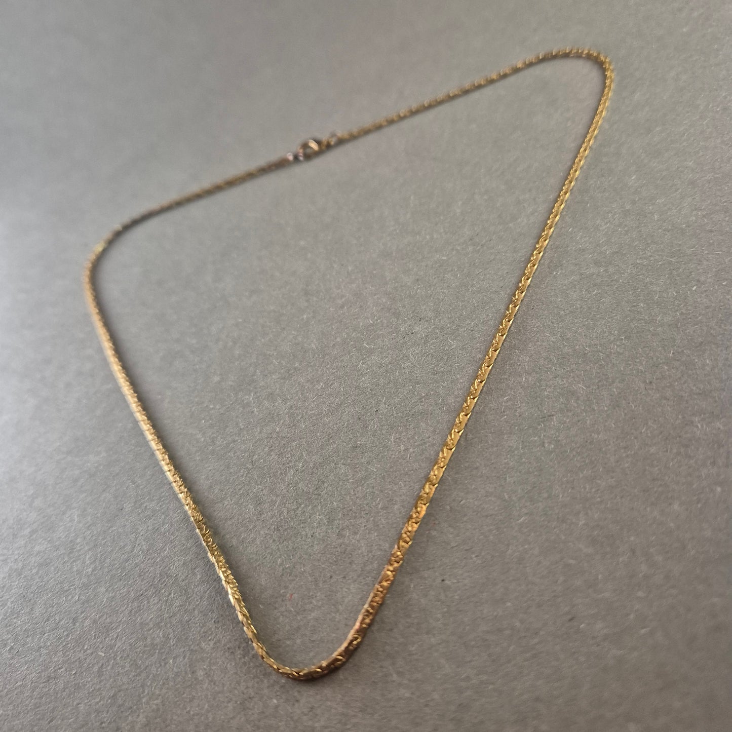 Vergoldete Panzerkette – Elegantes und zeitloses Design