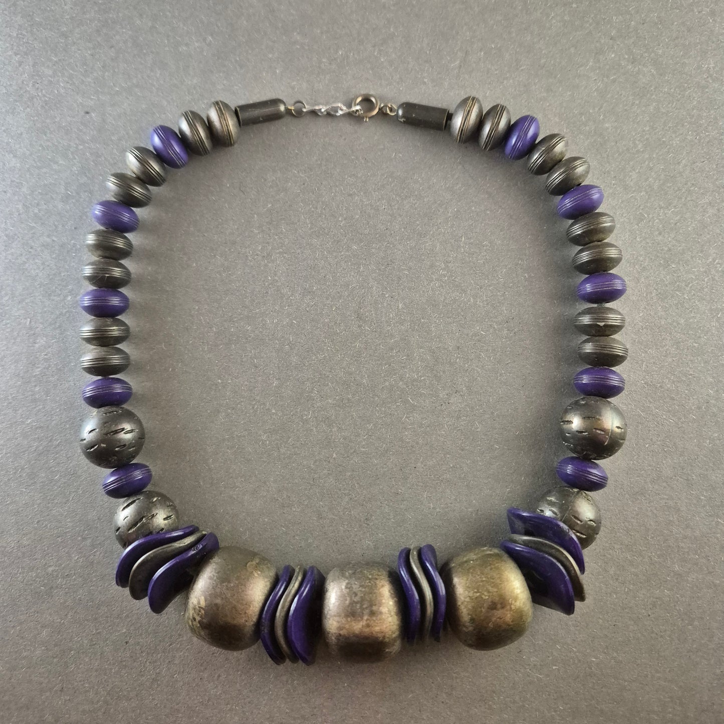 Vintage-Perlenkette in Lila und Silber – Ethno-Design mit auffälligen Elementen