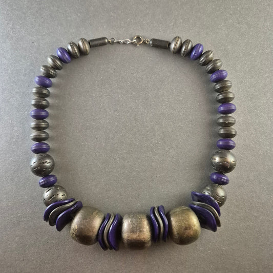 Vintage-Perlenkette in Lila und Silber – Ethno-Design mit auffälligen Elementen