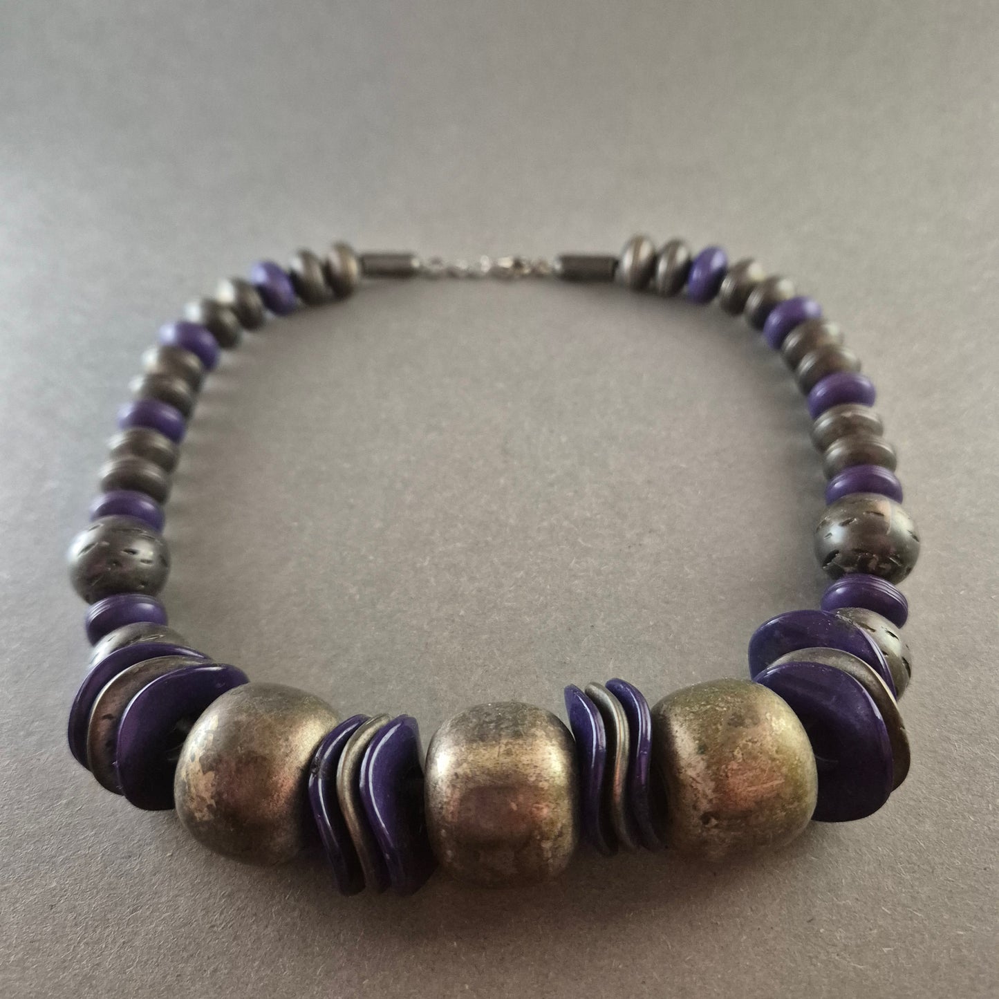 Vintage-Perlenkette in Lila und Silber – Ethno-Design mit auffälligen Elementen