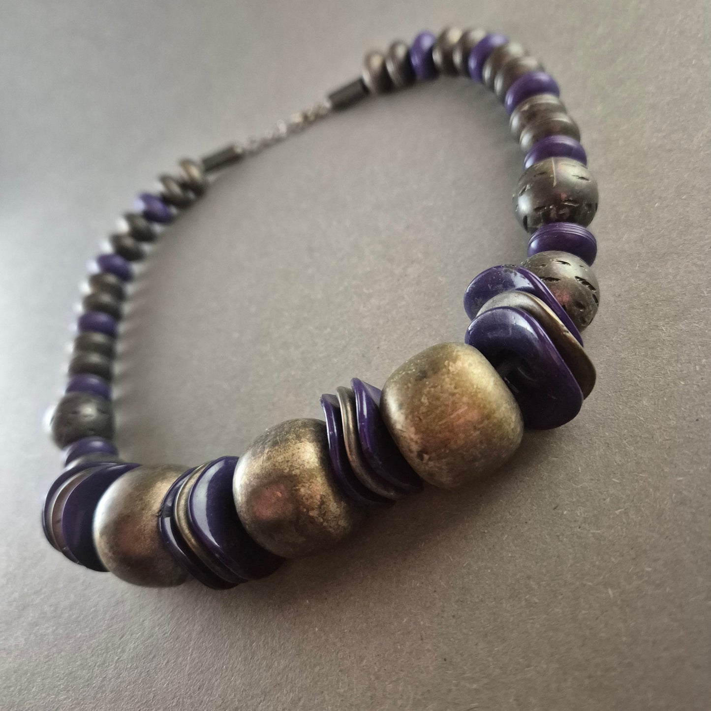 Vintage-Perlenkette in Lila und Silber – Ethno-Design mit auffälligen Elementen