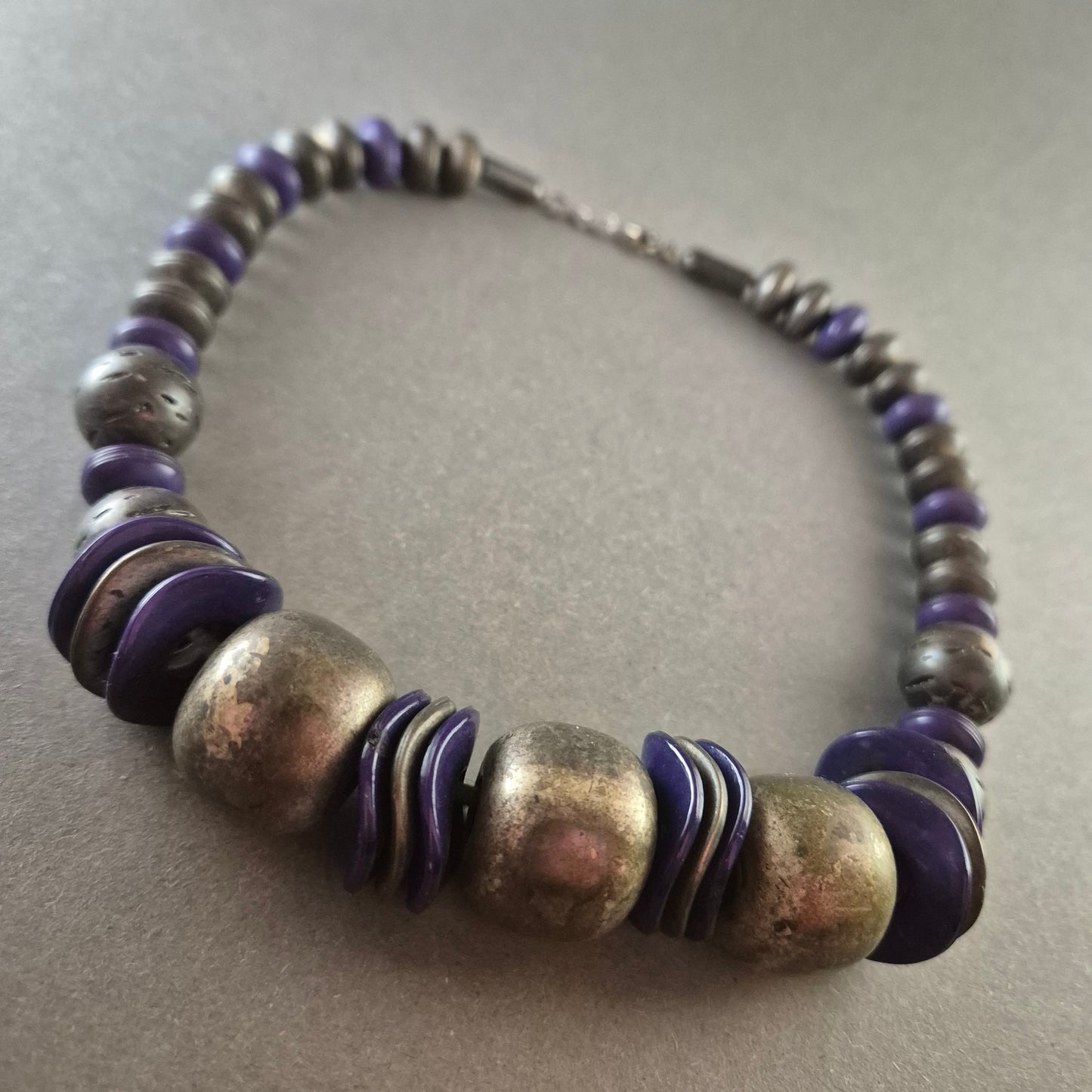 Vintage-Perlenkette in Lila und Silber – Ethno-Design mit auffälligen Elementen