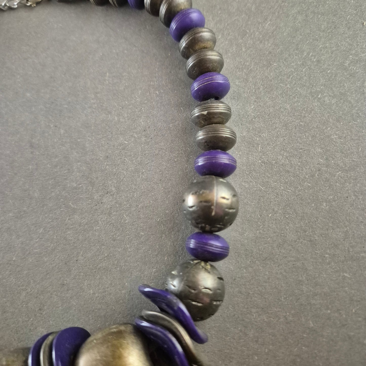 Vintage-Perlenkette in Lila und Silber – Ethno-Design mit auffälligen Elementen