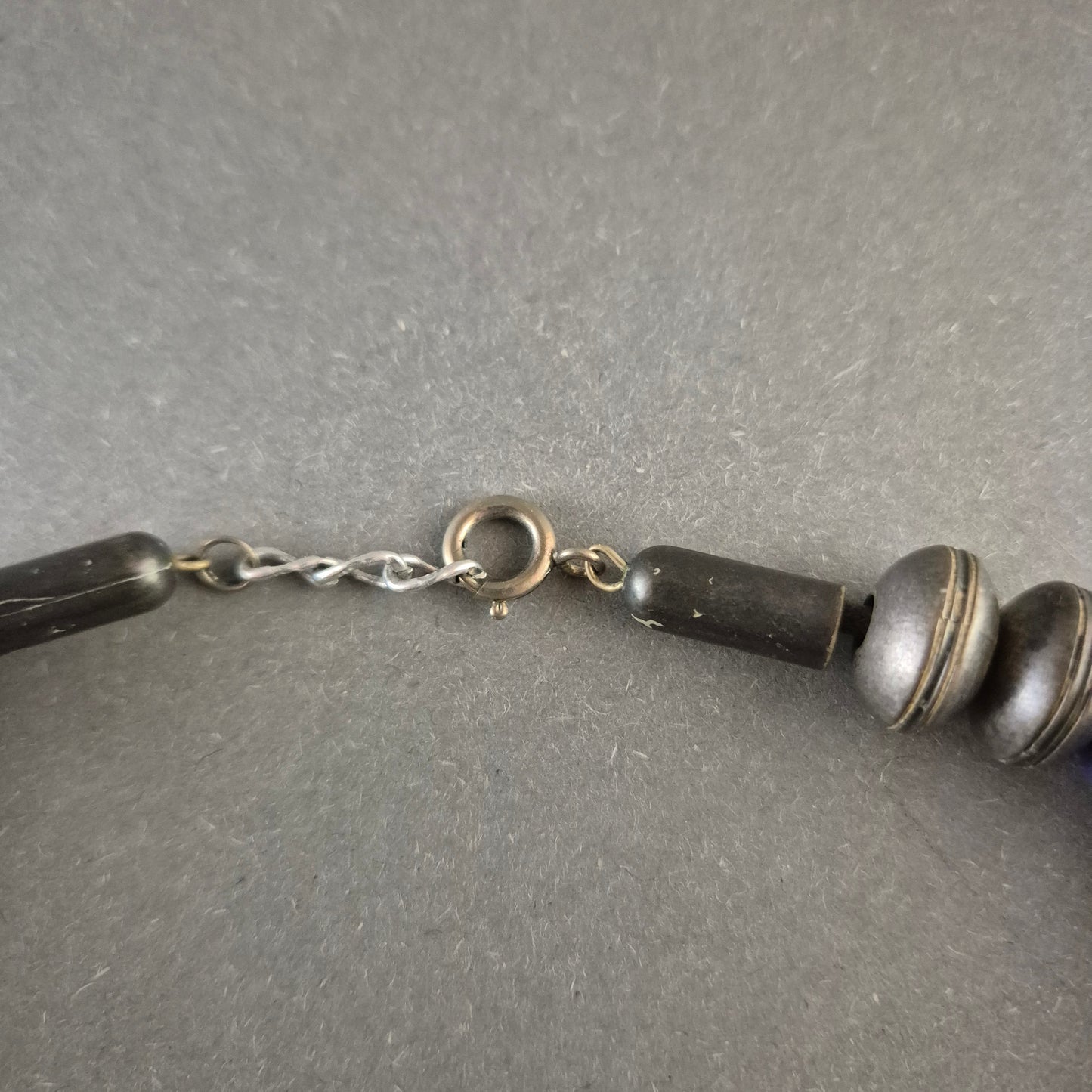 Vintage-Perlenkette in Lila und Silber – Ethno-Design mit auffälligen Elementen