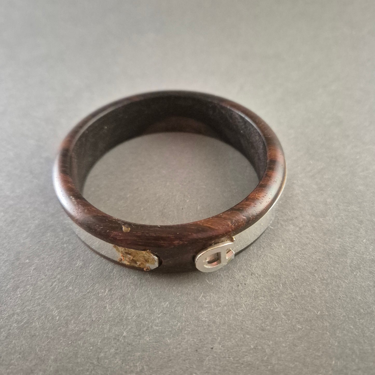Dunkler Holzarmreif mit Metallelement – Natürlicher Boho-Stil