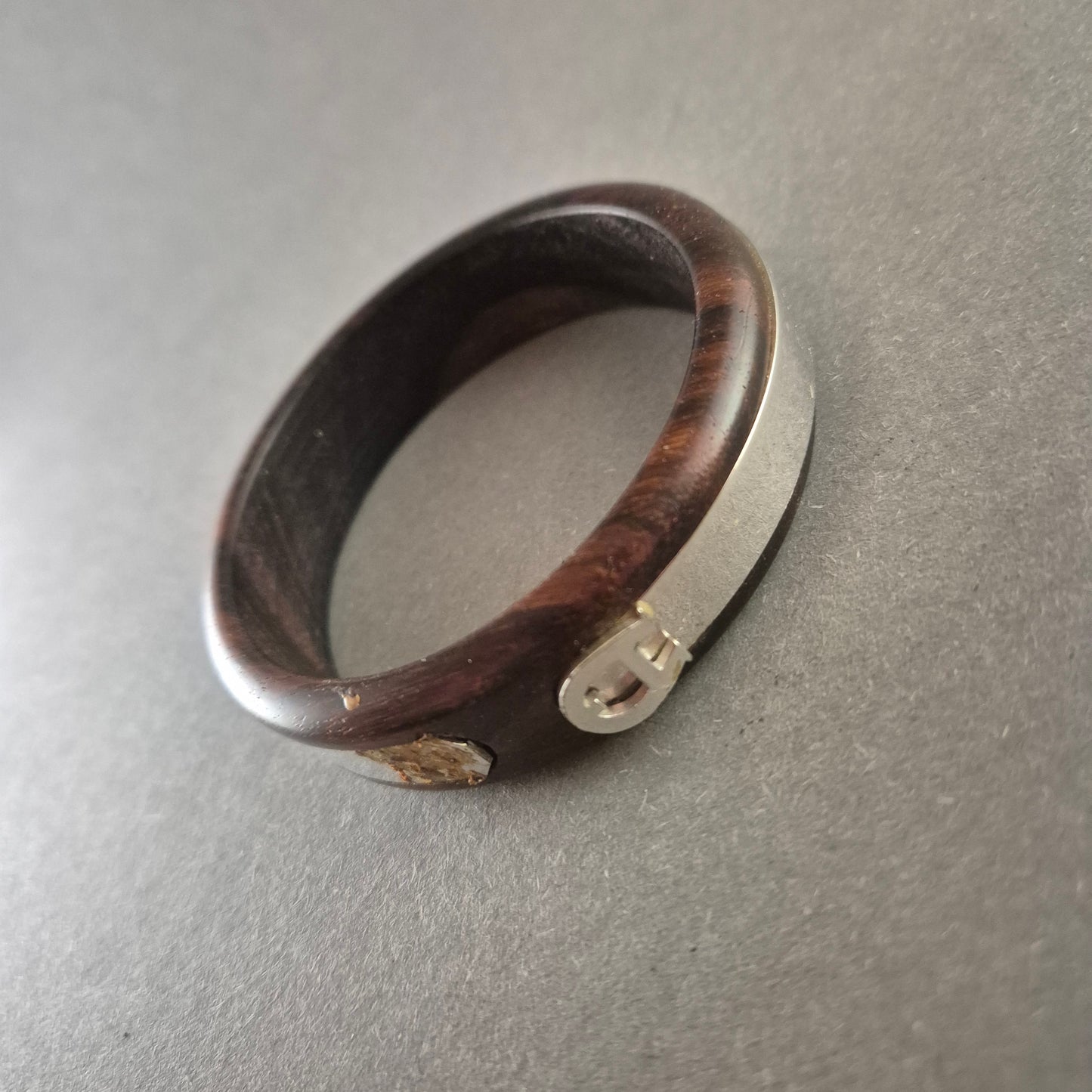 Dunkler Holzarmreif mit Metallelement – Natürlicher Boho-Stil