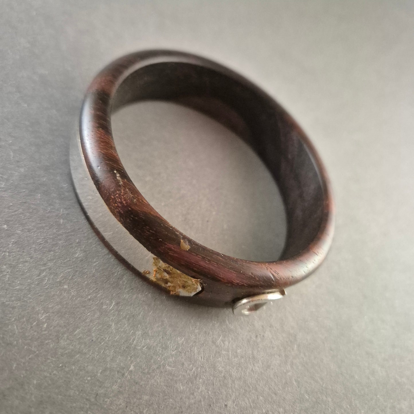 Dunkler Holzarmreif mit Metallelement – Natürlicher Boho-Stil