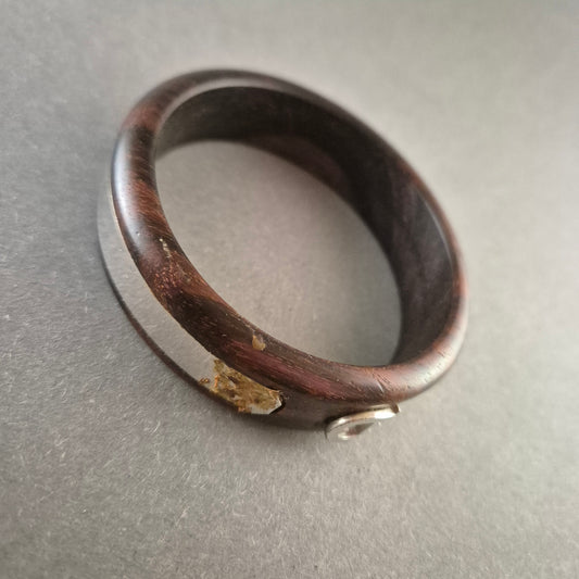 Dunkler Holzarmreif mit Metallelement – Natürlicher Boho-Stil