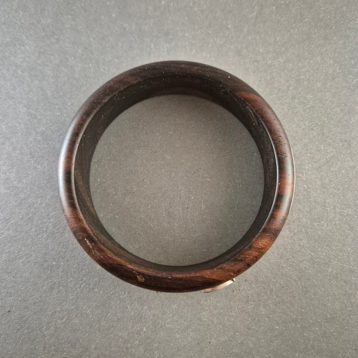 Dunkler Holzarmreif mit Metallelement – Natürlicher Boho-Stil